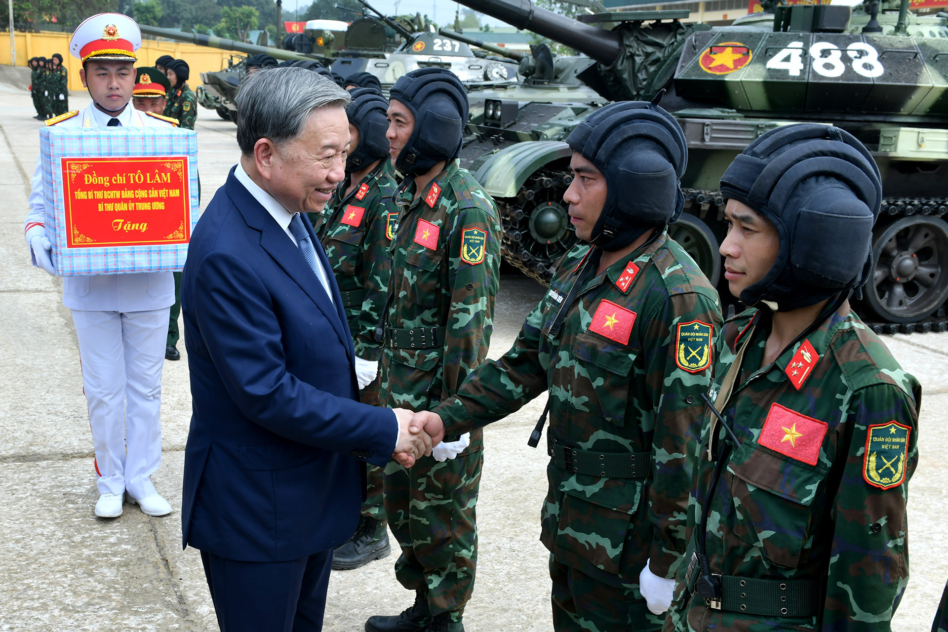 Tổng B&iacute; thư T&ocirc; L&acirc;m động vi&ecirc;n, tặng qu&agrave; c&aacute;c c&aacute;n bộ, chiến sĩ của Lữ đo&agrave;n Xe tăng 201, Binh chủng Tăng thiết gi&aacute;p. Ảnh: B&aacute;o Nh&acirc;n D&acirc;n
