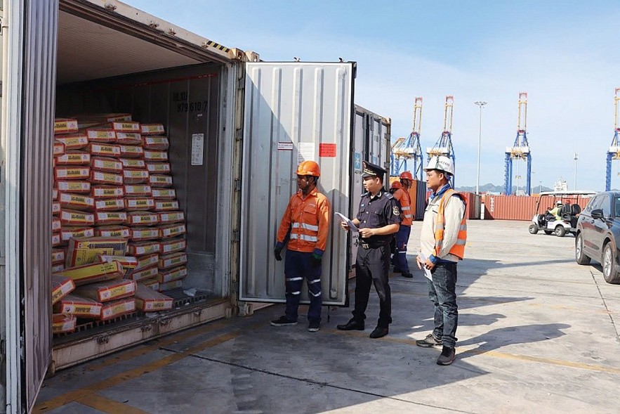 C&aacute;n bộ Hải quan khu vực III th&ocirc;ng quan h&agrave;ng h&oacute;a cho doanh nghiệp. Ảnh: CTVAH