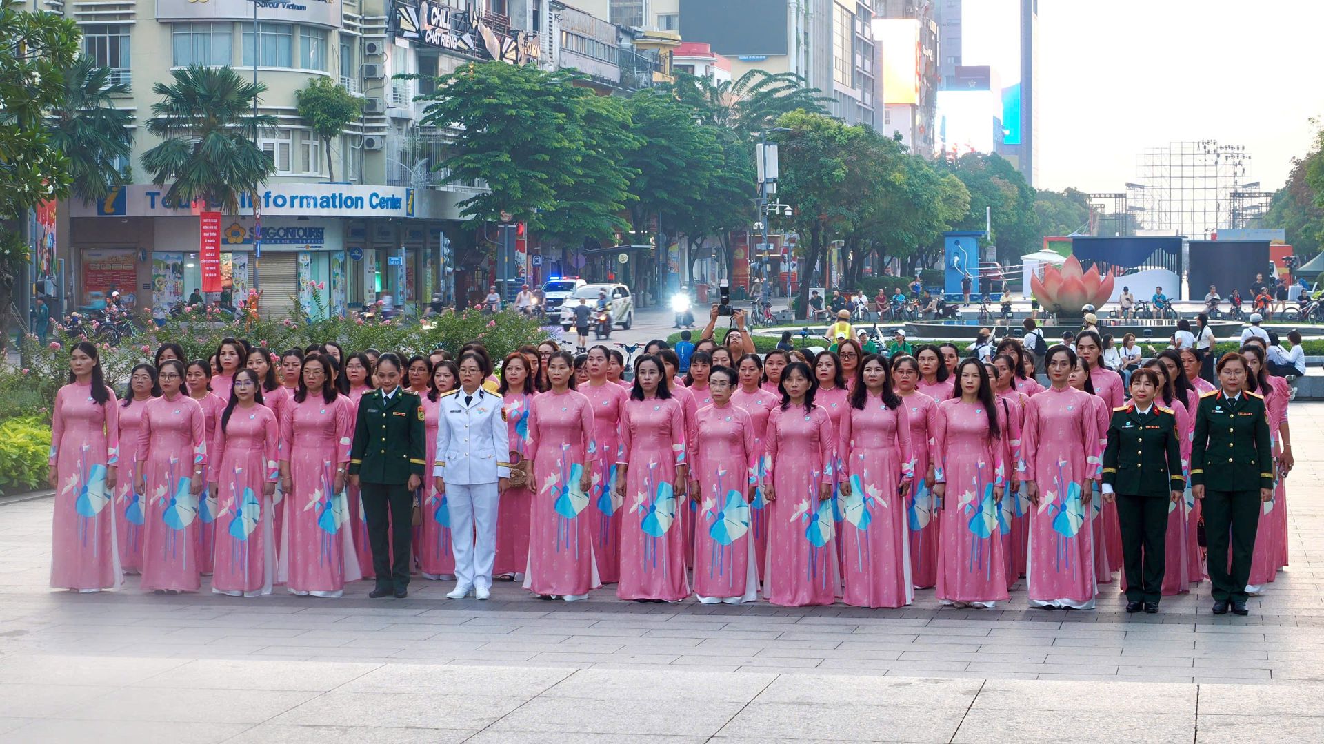 Đoàn đại biểu dự Đại hội Phụ nữ TP. HCM dâng hoa tưởng nhớ Chủ tịch Hồ Chí Minh