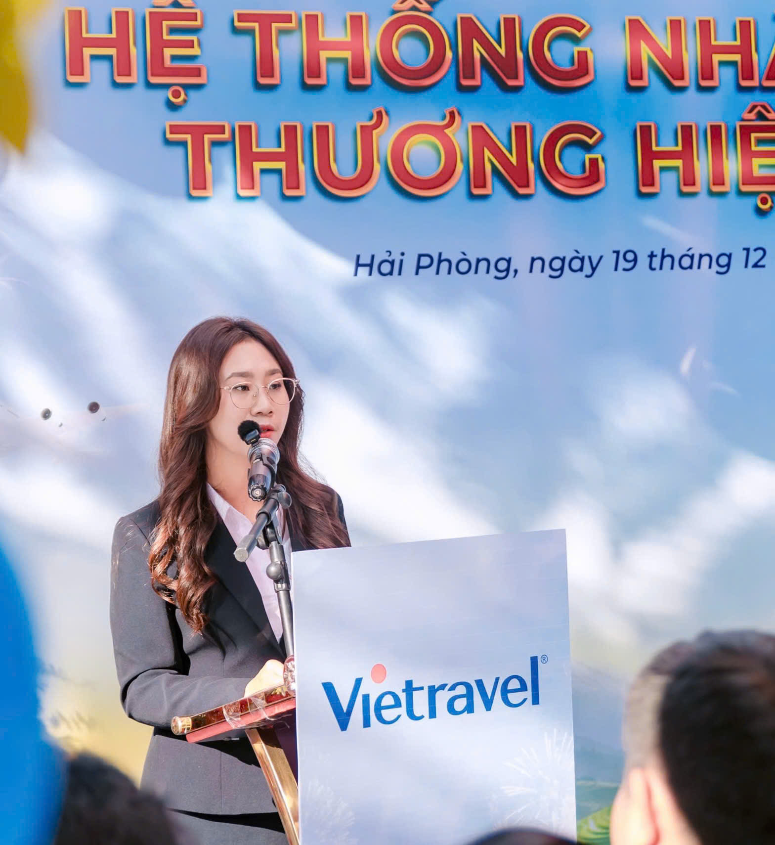 B&agrave; L&ecirc; Thị Trang - Gi&aacute;m đốc Vietravel Hải Ph&ograve;ng ph&aacute;t biểu trong buổi lễ ra mắt nhận diện thương hiệu mới, Vietravel ch&iacute;nh thức khai trương Chi nh&aacute;nh Vietravel Hải Ph&ograve;ng.