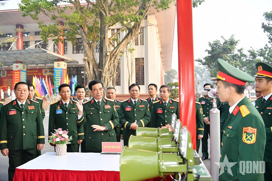 Đại tướng Phan Văn Giang, Ủy vi&ecirc;n Bộ Ch&iacute;nh trị, Ph&oacute; b&iacute; thư Qu&acirc;n ủy Trung ương, Bộ trưởng Bộ Quốc ph&ograve;ng v&agrave; c&aacute;c đồng ch&iacute; l&atilde;nh đạo Bộ Quốc ph&ograve;ng tham quan s&aacute;ng kiến, cải tiến kỹ thuật của tuổi trẻ Qu&acirc;n đội. Ảnh: TUẤN HUY