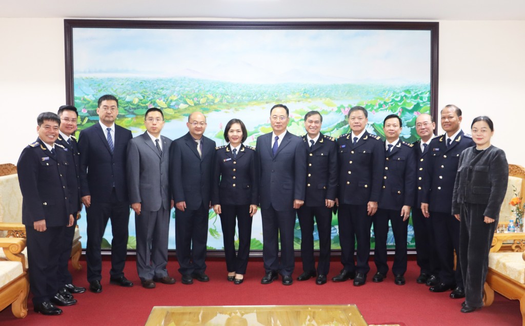 L&atilde;nh đạo hai b&ecirc;n tại buổi tiếp x&atilde; giao.