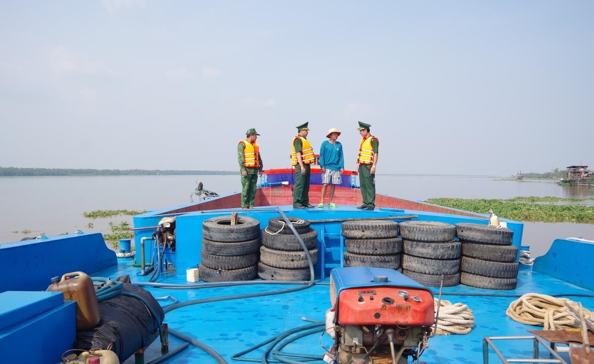 Đồng Tháp: Liên tiếp bắt giữ hai phương tiện vận chuyển 600m3 cát không rõ nguồn gốc