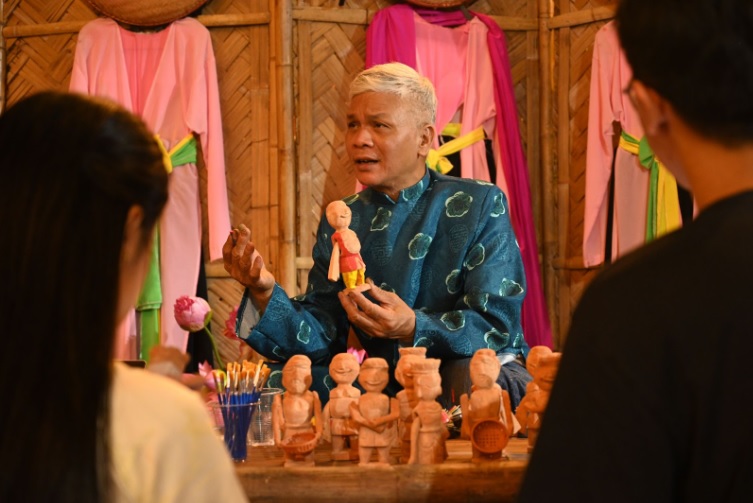 NSUT Đặng Duy Bằng hướng dẫn t&ocirc; rối cho kh&aacute;ch tham dự workshop. (Ảnh: BTC)