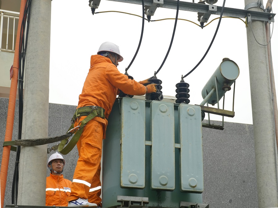 C&ocirc;ng nh&acirc;n Đội quản l&yacute; điện lực khu vực trực thuộc C&ocirc;ng ty Điện lực Thanh H&oacute;a kiểm tra, vệ sinh, bảo dưỡng mi&ecirc;̃n ph&iacute; TBA kh&aacute;ch h&agrave;ng.