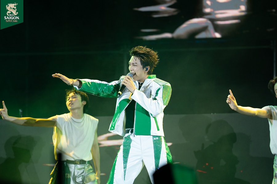 Những m&agrave;n tr&igrave;nh diễn b&ugrave;ng nổ của d&agrave;n nghệ sĩ g&oacute;p phần khuấy động kh&ocirc;ng kh&iacute; lễ hội tại &ldquo;Extra Special Night&rdquo;.