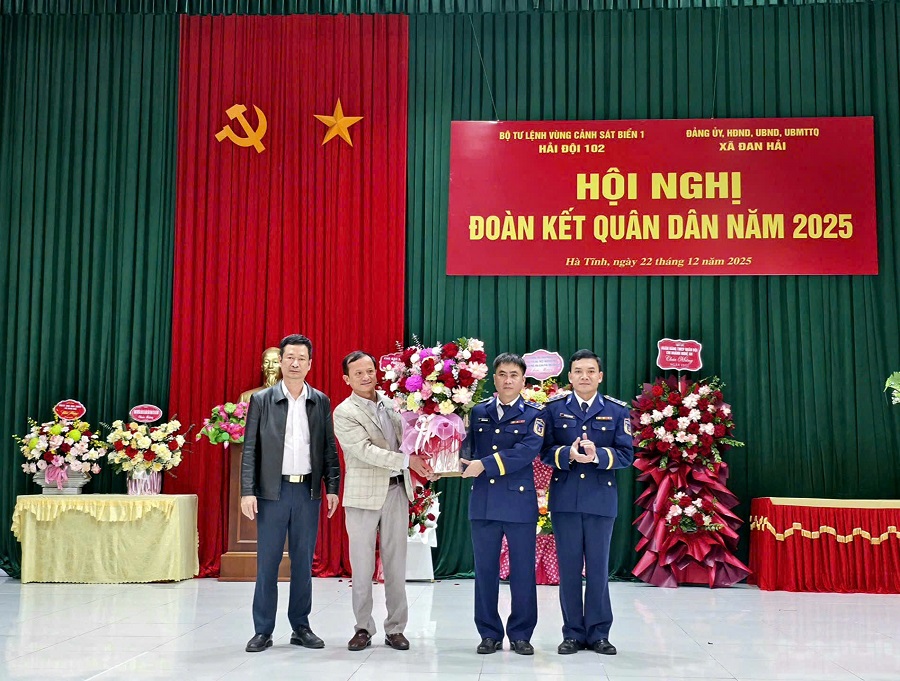 Ảnh 3: L&atilde;nh đạo Ph&ograve;ng Đo&agrave;n thể c&aacute;c hội - Ban Tuy&ecirc;n gi&aacute;o v&agrave; D&acirc;n vận Tỉnh uỷ Nghệ An tặng hoa ch&uacute;c mừng Hải đội