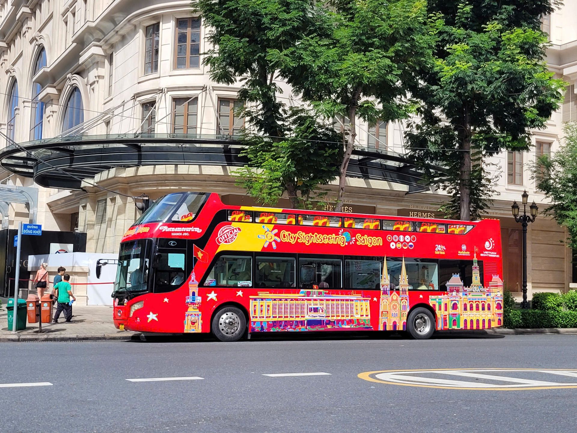 TP. HCM siết chặt quản lý xe buýt du lịch thoáng nóc tại trung tâm thành phố