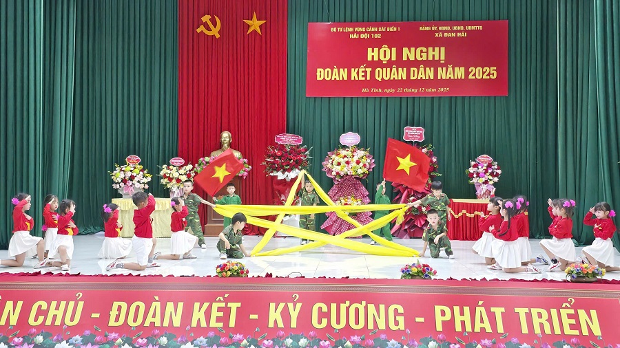 Ảnh 4, 5: Học sinh c&aacute;c trường tr&ecirc;n địa b&agrave;n biểu diễn văn nghệ ch&uacute;c mừng Hội nghị