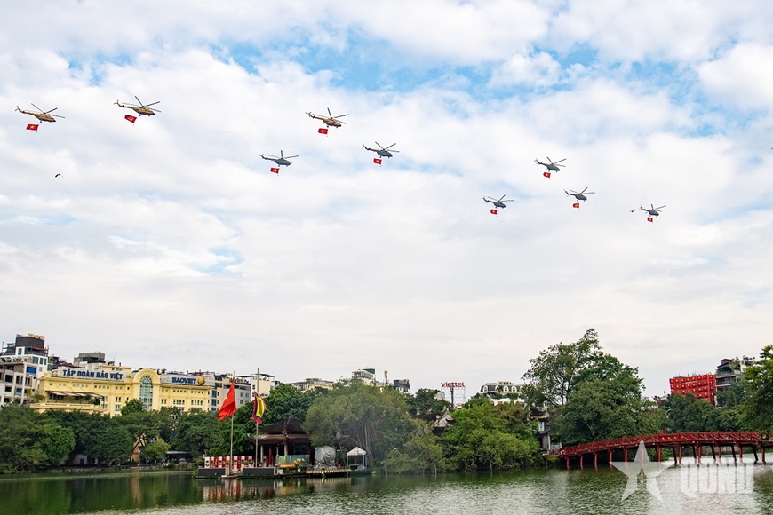 Bi&ecirc;n đội trực thăng của Kh&ocirc;ng qu&acirc;n Việt Nam bay qua hồ Ho&agrave;n Kiếm trong Lễ kỷ niệm, diễu binh, diễu h&agrave;nh ch&agrave;o mừng 80 năm C&aacute;ch mạng Th&aacute;ng T&aacute;m th&agrave;nh c&ocirc;ng v&agrave; Quốc kh&aacute;nh 2-9. Ảnh: TUẤN HUY