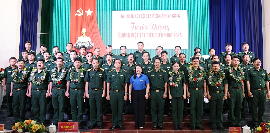 C&aacute;c đại biểu chụp ảnh lưu niệm