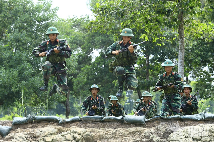 Bộ đội Sư đo&agrave;n 5 (Qu&acirc;n khu 7) luyện tập cơ động tr&ecirc;n thao trường. Ảnh: CHINH HU&Acirc;N