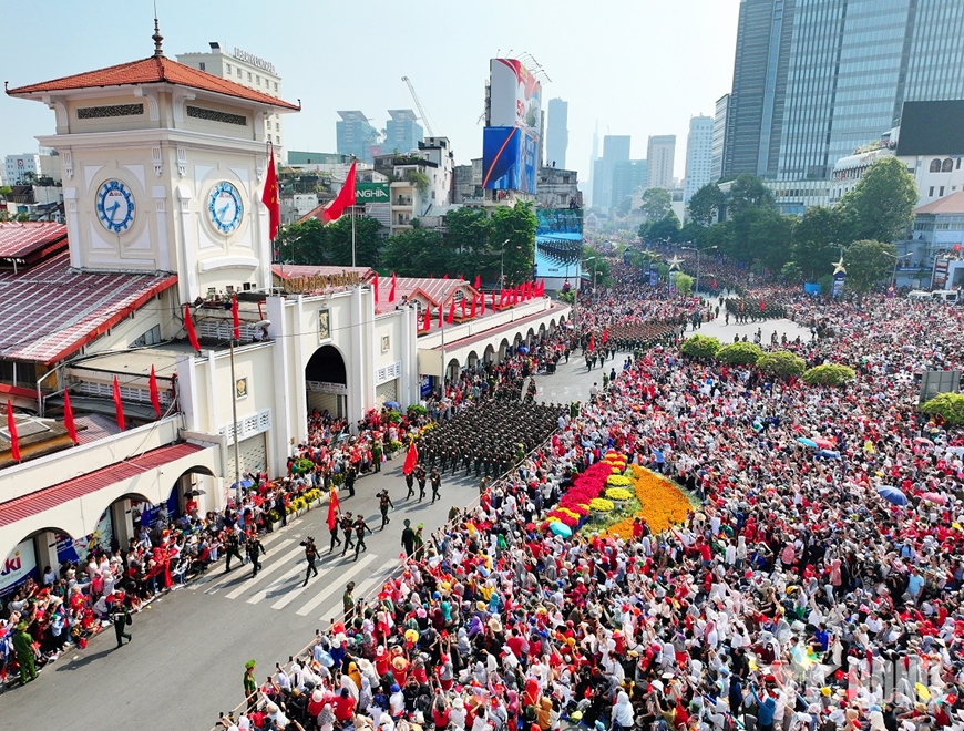 Đ&ocirc;ng đảo nh&acirc;n d&acirc;n ch&agrave;o đ&oacute;n c&aacute;n bộ, chiến sĩ Qu&acirc;n đội tham gia diễu binh, diễu h&agrave;nh trong Lễ kỷ niệm 50 năm Ng&agrave;y giải ph&oacute;ng miền Nam, thống nhất đất nước (30-4-1975 / 30-4-2025). Ảnh: TUẤN HUY