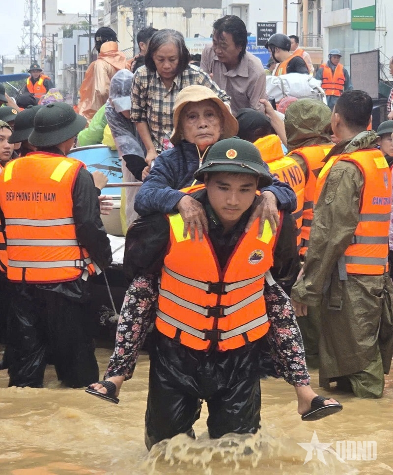 C&aacute;n bộ, chiến sĩ LLVT tỉnh Kh&aacute;nh H&ograve;a đưa nh&acirc;n d&acirc;n ra khỏi khu vực ngập s&acirc;u ở phường T&acirc;y Nha Trang trong đợt lũ lịch sử giữa th&aacute;ng 11-2025. Ảnh: VŨ DUY HIỂN