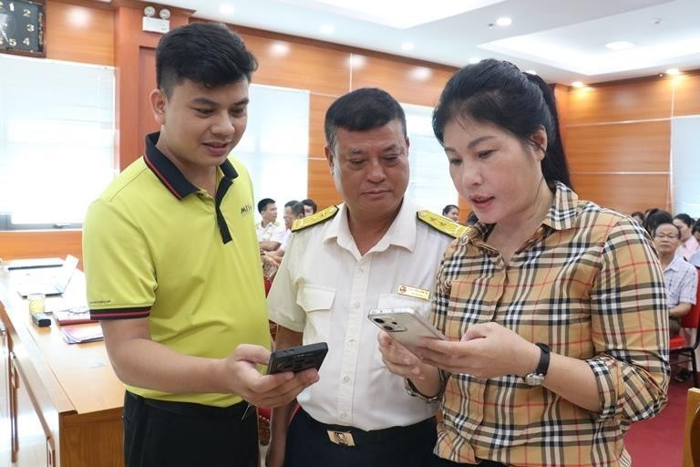 C&ocirc;ng chức Thuế cơ sở 1 tỉnh Ph&uacute; Thọ hướng dẫn hộ kinh doanh c&agrave;i đặt v&agrave; sử dụng phần mềm. Ảnh: Thuế cơ sở 1 tỉnh Ph&uacute; Thọ