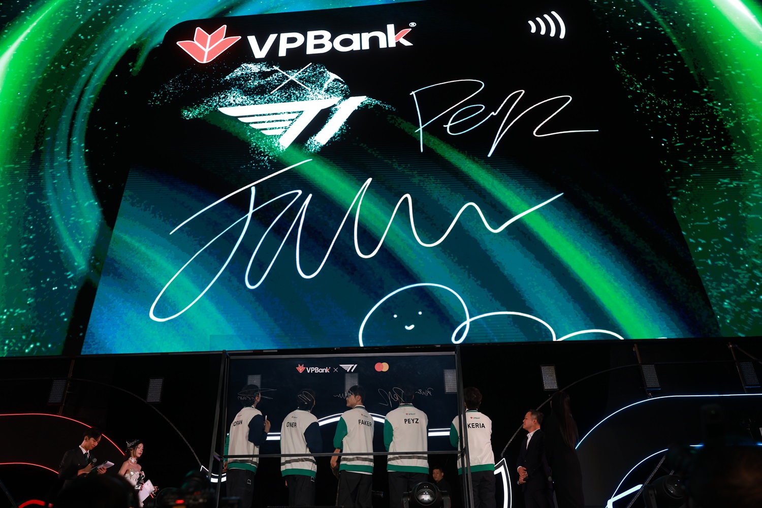 Tấm thẻ c&oacute; đủ chữ k&yacute; của to&agrave;n bộ 5 th&agrave;nh vi&ecirc;n đội tuyển T1