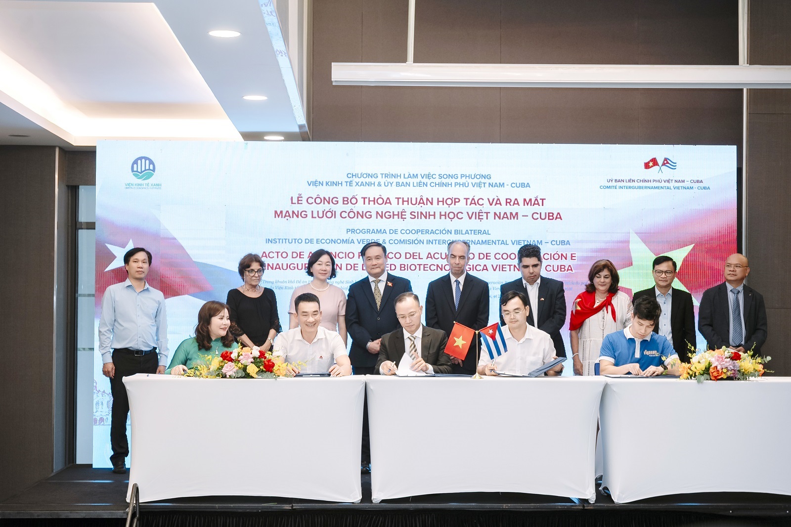Thạc sĩ Nguyễn Minh Ho&agrave;ng (Ph&oacute; Tổng Gi&aacute;m đốc C&ocirc;ng ty Dược phẩm T&acirc;m B&igrave;nh (người ngồi ghế đầu ngo&agrave;i c&ugrave;ng, b&ecirc;n tay phải) k&yacute; bi&ecirc;n bản ghi nhớ &ldquo;Mạng lưới C&ocirc;ng nghệ sinh học Việt Nam &ndash; Cuba&rdquo;