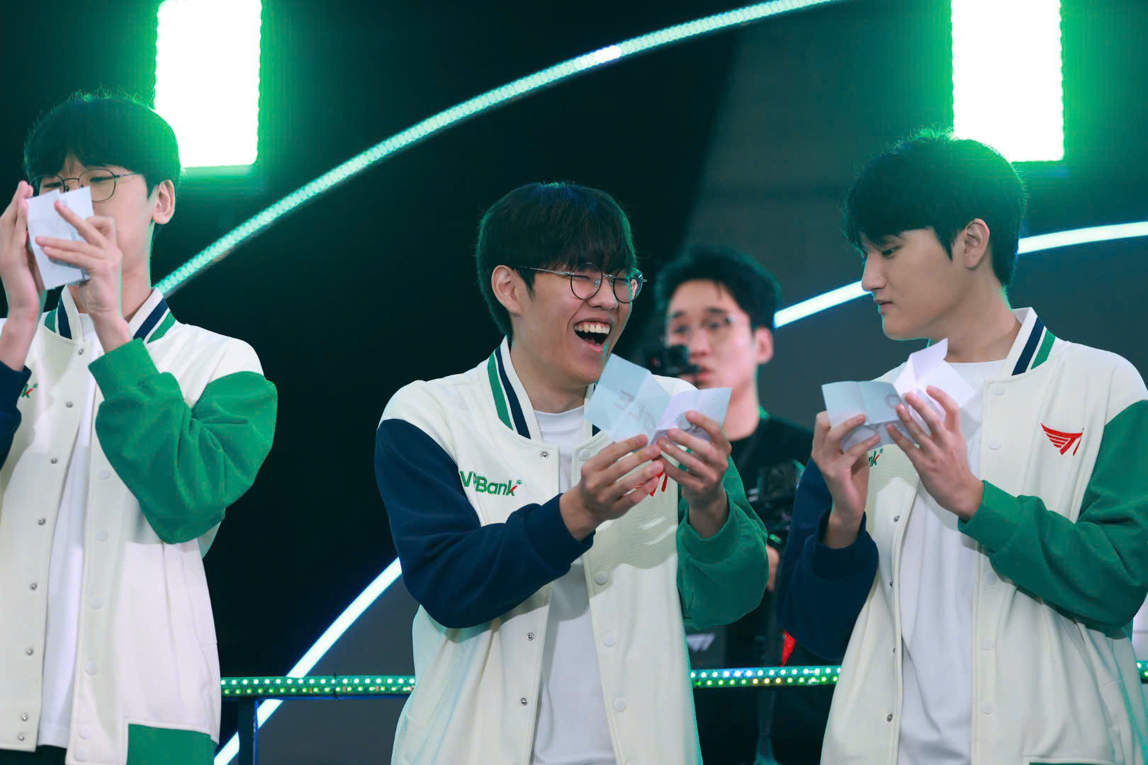 Biểu cảm của c&aacute;c tuyển thủ T1 khi bốc thăm vị tr&iacute; thi đấu.