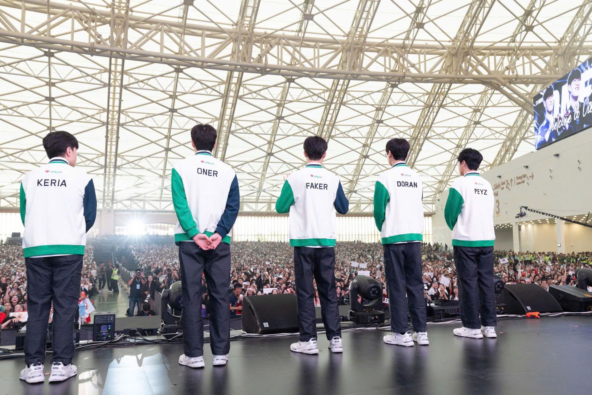 Kh&ocirc;ng kh&iacute; kh&aacute;n giả như &ldquo;nổ tung&rdquo; trước sự xuất hiện của T1