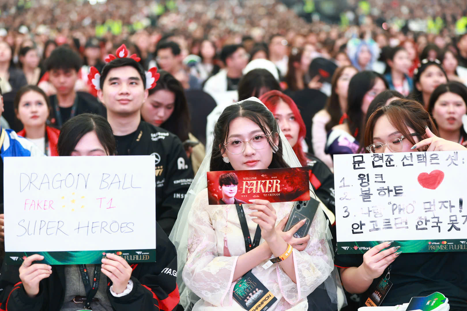 Hơn 10.000 người h&acirc;m mộ đ&atilde; đến để chứng kiến khoảnh khắc lịch sử của l&agrave;ng eSport Việt.