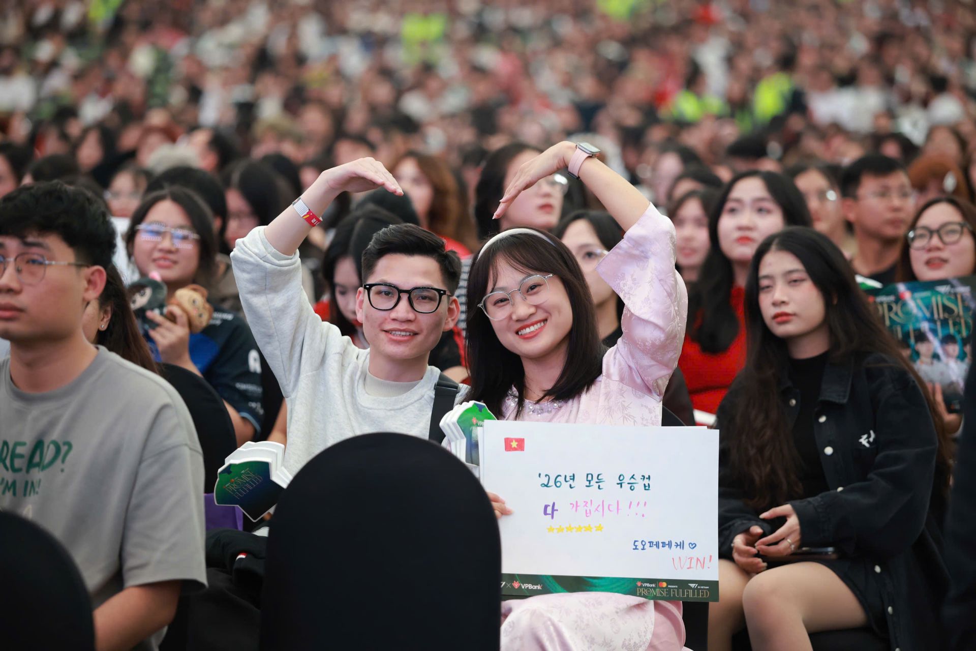 Kh&ocirc;ng kh&iacute; b&ugrave;ng nổ trong buổi fan meeting của T1 tại Việt Nam.