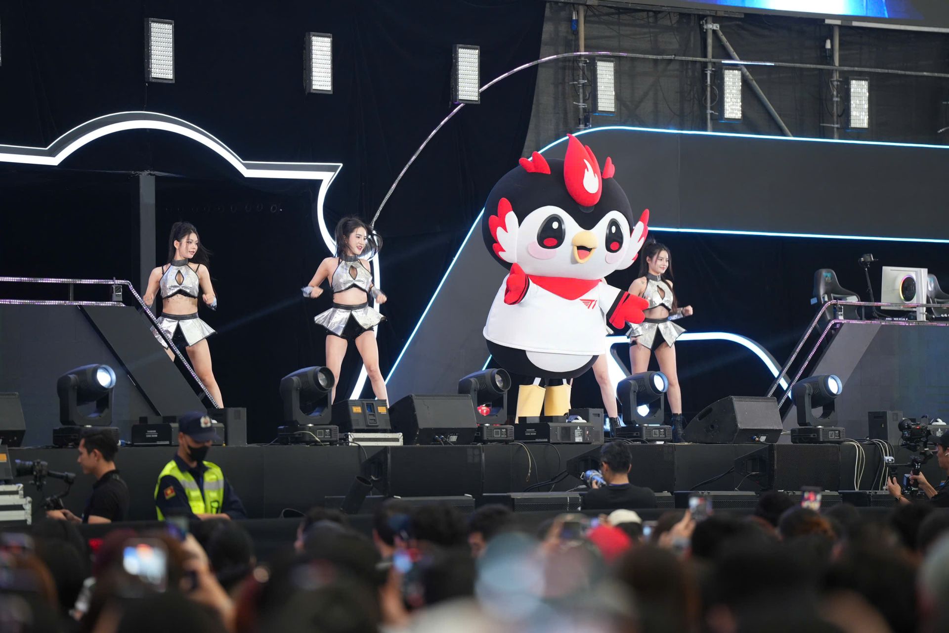 Fan T1 tại Việt Nam nhận nhiều đặc quyền chưa từng c&oacute;.