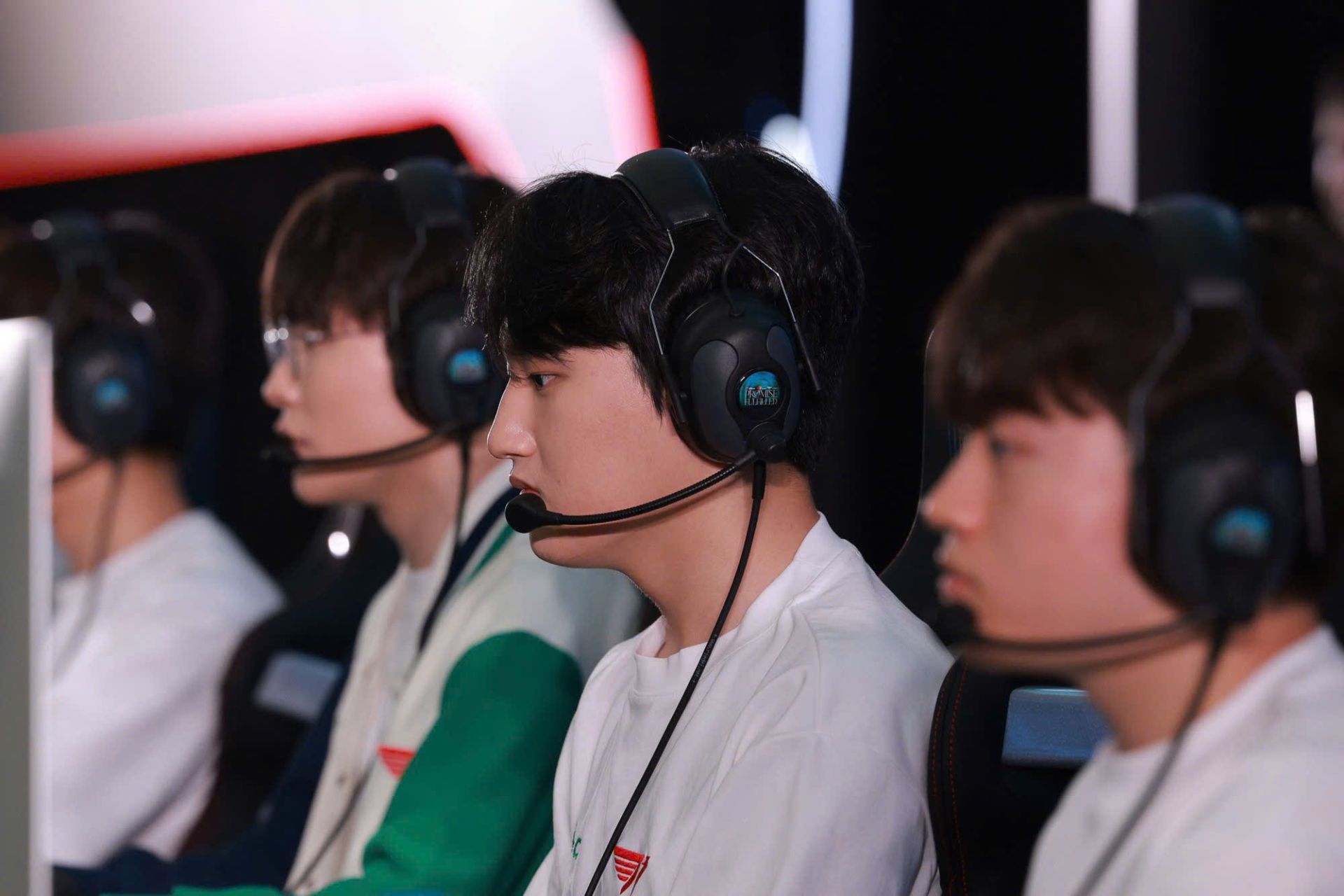 Người h&acirc;m mộ được trực tiếp xem c&aacute;c ng&ocirc;i sao của T1 thi đấu tại Việt Nam.