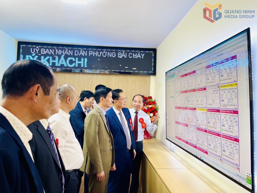 C&aacute;c đại biểu v&agrave; nh&acirc;n d&acirc;n tham quan thực tế quy tr&igrave;nh quản l&yacute;, theo d&otilde;i, vận h&agrave;nh v&agrave; điều khiển hệ thống chiếu s&aacute;ng c&ocirc;ng cộng tr&ecirc;n địa b&agrave;n phường