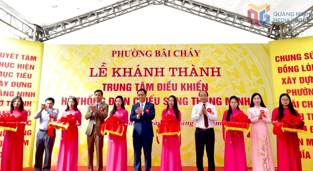 C&aacute;c đại biểu cắt băng kh&aacute;nh th&agrave;nh Trung t&acirc;m quản l&yacute; theo d&otilde;i, vận h&agrave;nh v&agrave; điều khiển hệ thống chiếu s&aacute;ng c&ocirc;ng cộng tr&ecirc;n địa b&agrave;n phường B&atilde;i Ch&aacute;y.