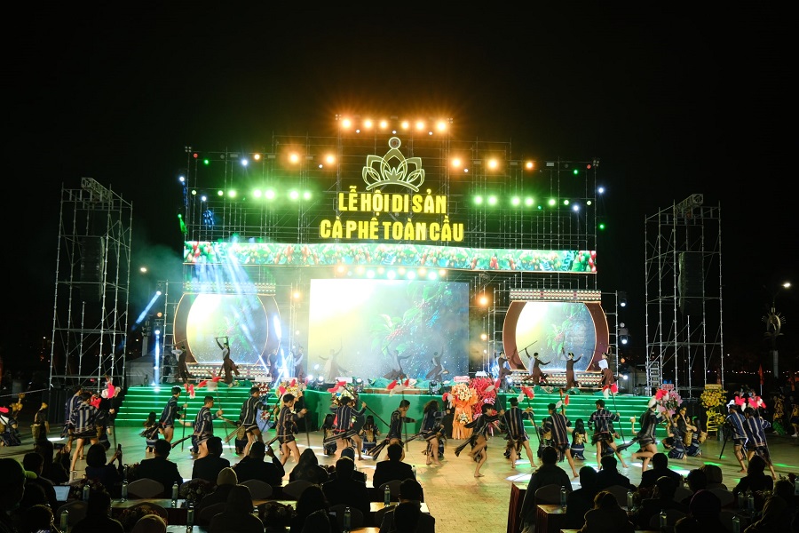 Các tiết mục nghệ thuật sôi động trình diễn tại chương trình Lễ hội Di sản cà phê toàn cầu Các tiết mục nghệ thuật sôi động trình diễn tại chương trình Lễ hội Di sản cà phê toàn cầu