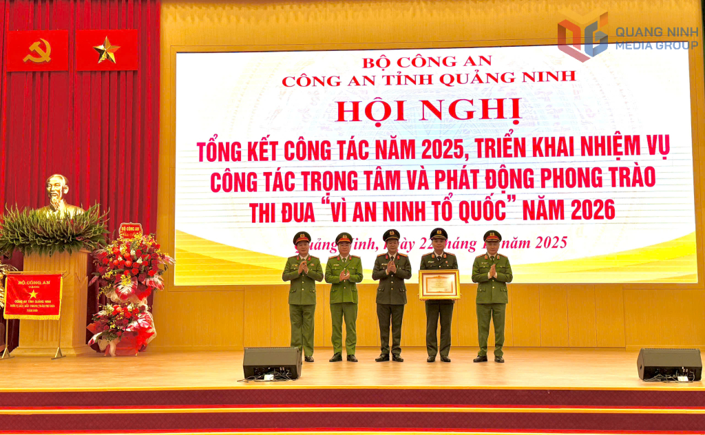 Thượng tướng Nguyễn Ngọc L&acirc;m, Thứ trưởng Bộ C&ocirc;ng an, thừa ủy quyền của Thủ tướng Ch&iacute;nh phủ trao Bằng khen của Thủ tướng Ch&iacute;nh phủ cho C&ocirc;ng an tỉnh v&igrave; c&oacute; th&agrave;nh t&iacute;ch xuất sắc trong c&ocirc;ng t&aacute;c năm 2025.