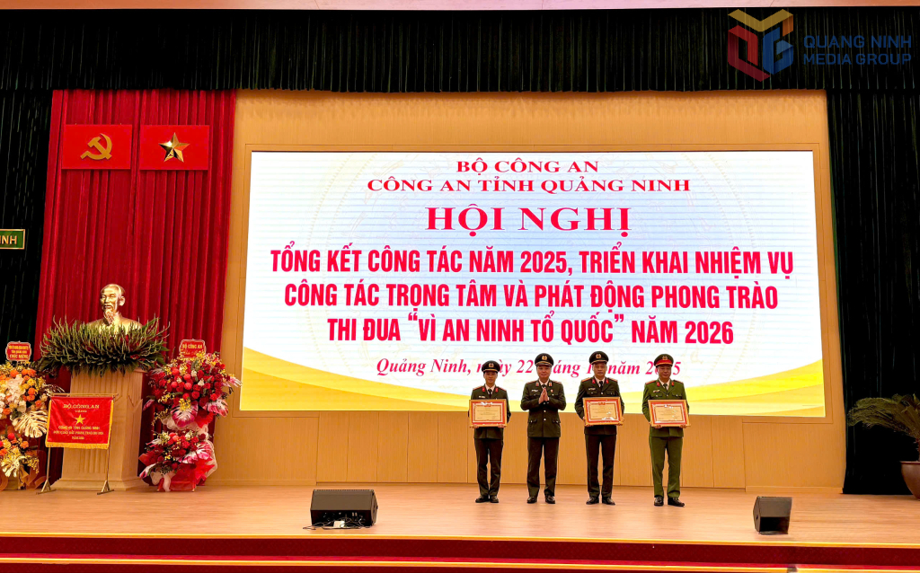 Thiếu tướng Nguyễn Tiến Trung, Gi&aacute;m đốc C&ocirc;ng an tỉnh Quảng Ninh, thừa ủy quyền của Bộ trưởng Bộ C&ocirc;ng an, trao danh hiệu chiến sĩ thi đua to&agrave;n lực lượng c&ocirc;ng an nh&acirc;n d&acirc;n cho c&aacute; nh&acirc;n c&oacute; th&agrave;nh t&iacute;ch xuất sắc