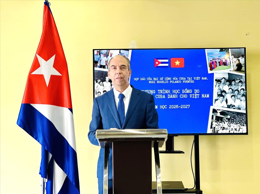 Đại sứ Cuba Rogelio Polanco Fuentes tại cuộc họp b&aacute;o th&ocirc;ng tin chi tiết về chương tr&igrave;nh học bổng của Ch&iacute;nh phủ Cuba với học sinh, sinh vi&ecirc;n Việt Nam Nam cho năm học 2026-2027. (Ảnh: TTXVN)