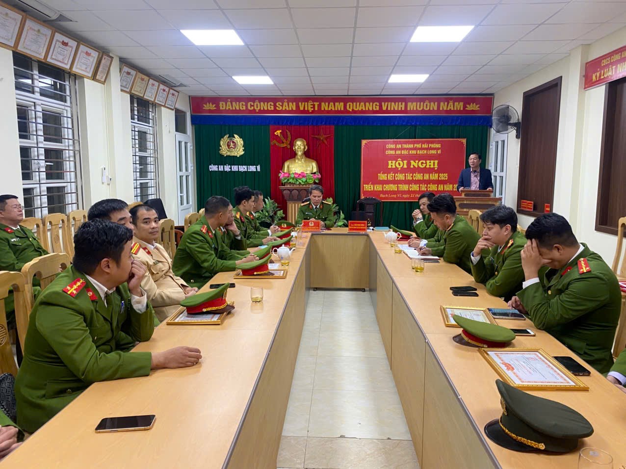 Đồng ch&iacute; Đ&agrave;o Minh Đ&ocirc;ng - Ph&oacute; B&iacute; thư Đảng ủy, Chủ tịch UBND đặc khu ph&aacute;t biểu chỉ đạo.