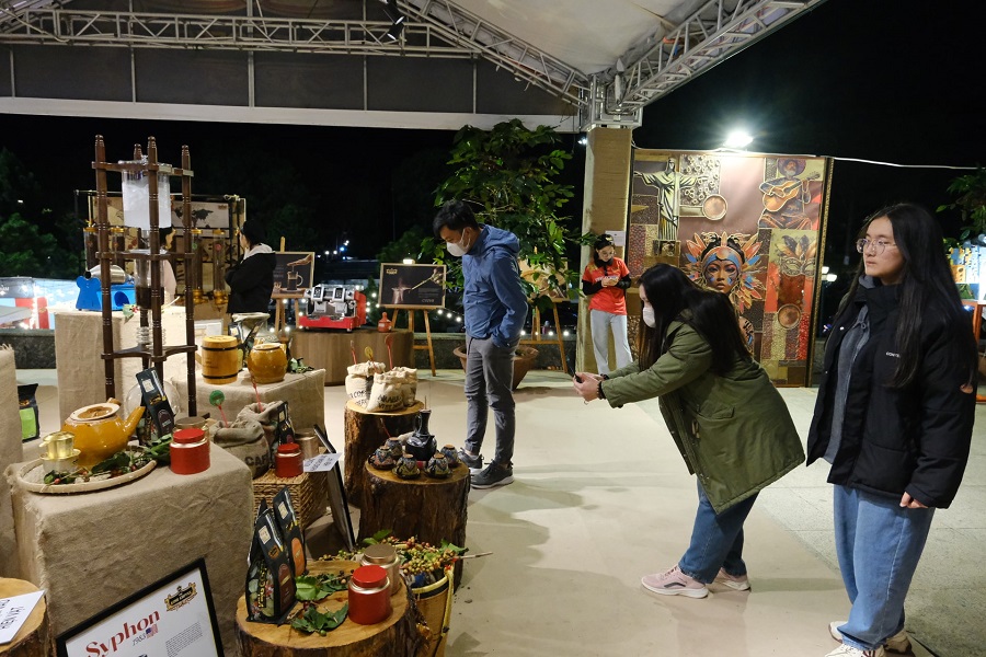 Du khách tham gia trải nghiệm các không gian văn hóa tại Lễ hội Di sản cà phê toàn cầu Du khách tham gia trải nghiệm các không gian văn hóa tại Lễ hội Di sản cà phê toàn cầu