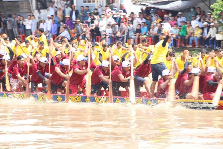 Giải năm nay quy tụ 12 đội ghe Ngo với hơn 1.000 vận động vi&ecirc;n v&agrave; lực lượng phục vụ đến từ c&aacute;c ch&ugrave;a Khmer của ba địa phương: An Giang, TP Cần Thơ v&agrave; C&agrave; Mau