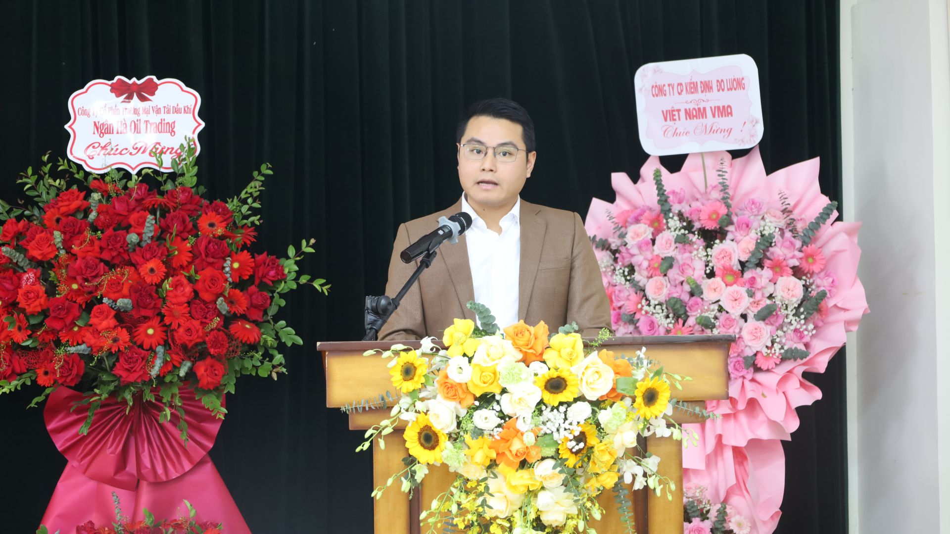 Đại biểu tr&igrave;nh b&agrave;y c&aacute;o c&aacute;o tham luận tại Hội nghị.