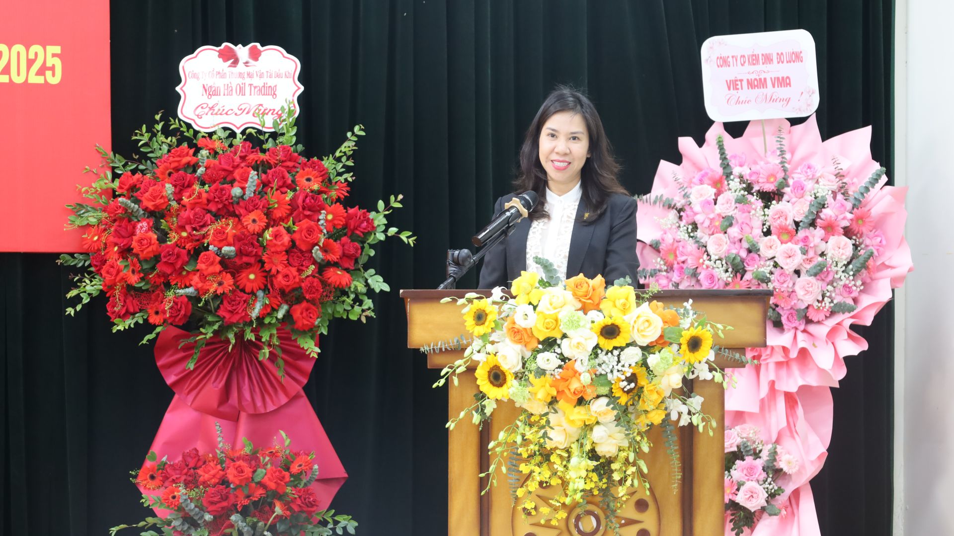 Đồng ch&iacute; Chi cục trưởng Chi cục TĐC Ho&agrave;ng Thị Hồng Ngọc tr&igrave;nh b&agrave;y b&aacute;o c&aacute;o.