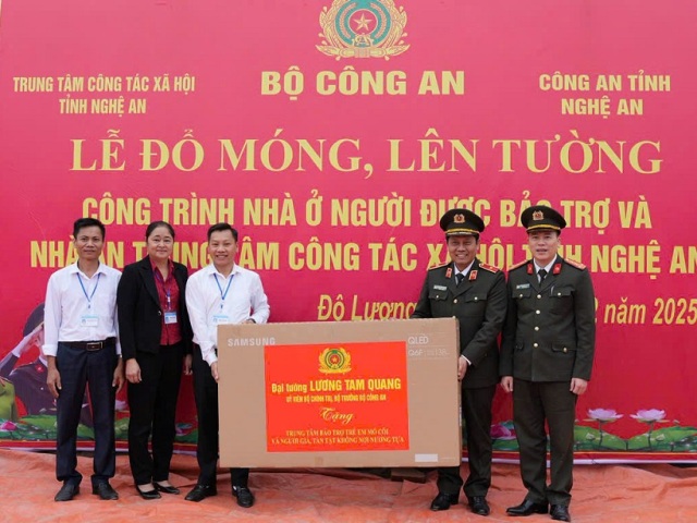 Thiếu tướng Nguyễn Hồng Nguy&ecirc;n, Ph&oacute; Ch&aacute;nh Văn ph&ograve;ng Bộ C&ocirc;ng an trao qu&agrave; của đồng ch&iacute; Đại tướng Lương Tam Quang, Bộ trưởng Bộ C&ocirc;ng an tặng Trung t&acirc;m c&ocirc;ng t&aacute;c x&atilde; hội tỉnh Nghệ An.