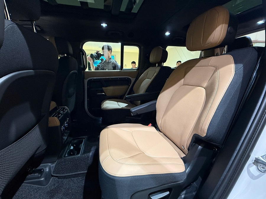 Nội thất được n&acirc;ng cấp với c&aacute;c lựa chọn cao cấp hơn, như da bền vững hoặc vải Ultrafabric&trade; nhẹ hơn da thật v&agrave; th&acirc;n thiện với m&ocirc;i trường