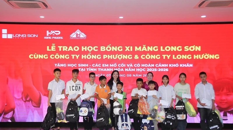 Đại diện l&atilde;nh đạo C&ocirc;ng ty Xi măng Long Sơn v&agrave; l&atilde;nh đạo C&ocirc;ng ty Long Hường trao học bổng cho c&aacute;c em học sinh