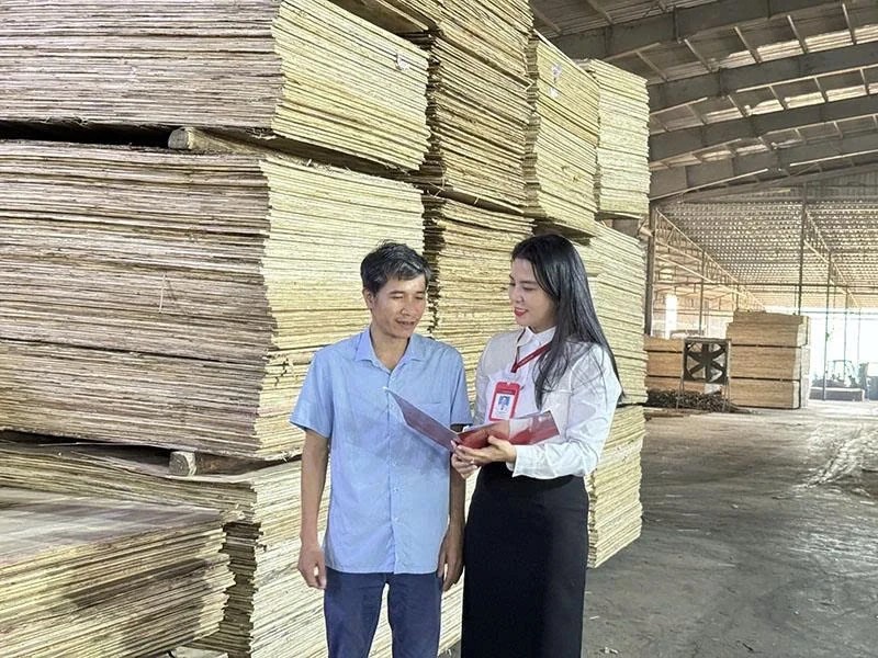 C&aacute;n bộ Agribank Thanh H&oacute;a kiểm tra t&igrave;nh h&igrave;nh sử dụng vốn t&iacute;n dụng tại x&atilde; Thường Xu&acirc;n.
