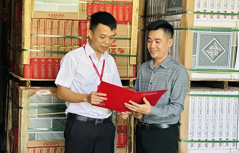 C&aacute;n bộ Kiểm tra t&igrave;nh h&igrave;nh vay vốn của doanh nghiệp tại Khu C&ocirc;ng nghiệp Đ&igrave;nh Hương - T&acirc;y Bắc Ga.