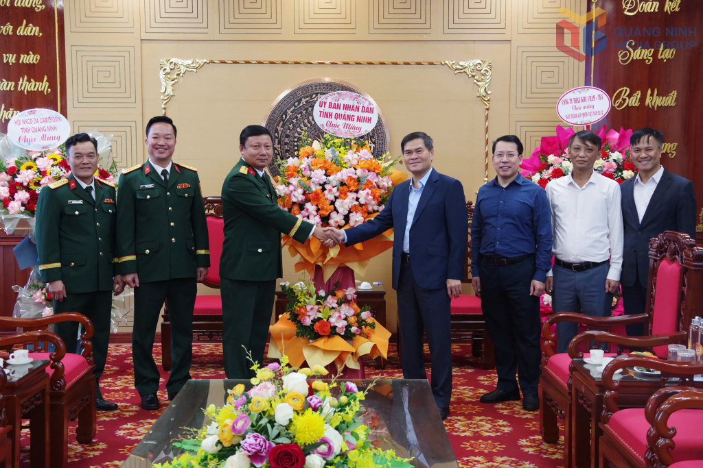 &Ocirc;ng B&ugrave;i Văn Khắng, Ph&oacute; B&iacute; thư Tỉnh ủy, Chủ tịch UBND tỉnh Quảng Ninh ch&uacute;c mừng c&aacute;n bộ, chiến sĩ Bộ Chỉ huy Qu&acirc;n sự tỉnh