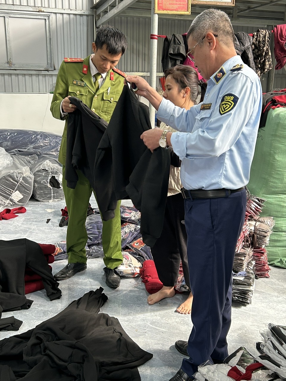 Lực lượng chức năng kiểm tra h&agrave;ng h&oacute;a vi phạm