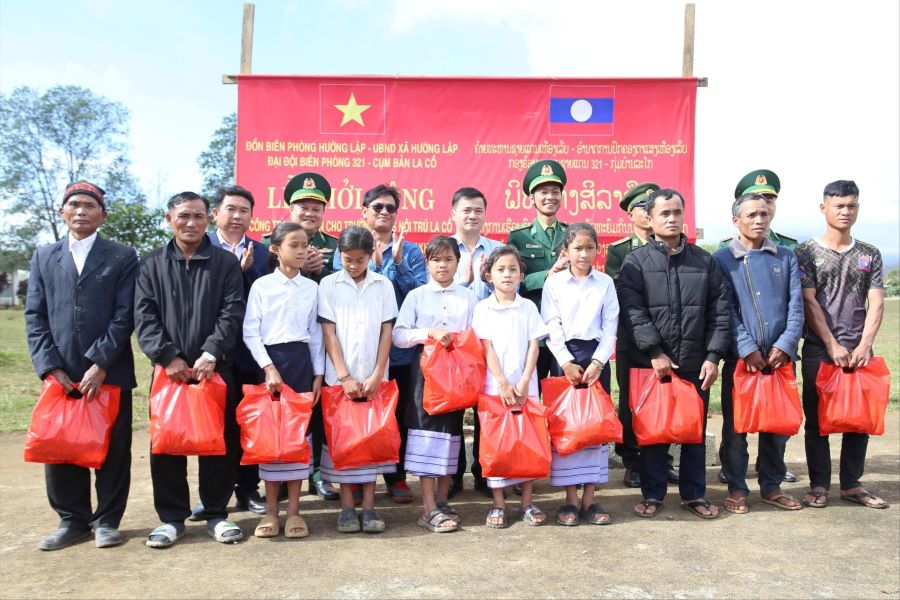 Tặng qu&agrave; cho người d&acirc;n v&agrave; học sinh Cụm bản La Cồ.