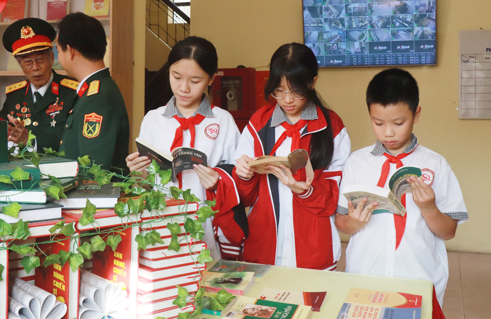 C&aacute;c em học sinh Trường Trung học cơ sở Ng&ocirc; Sĩ Li&ecirc;n t&igrave;m hiểu s&aacute;ch, b&aacute;o về c&aacute;ch mạng Việt Nam.