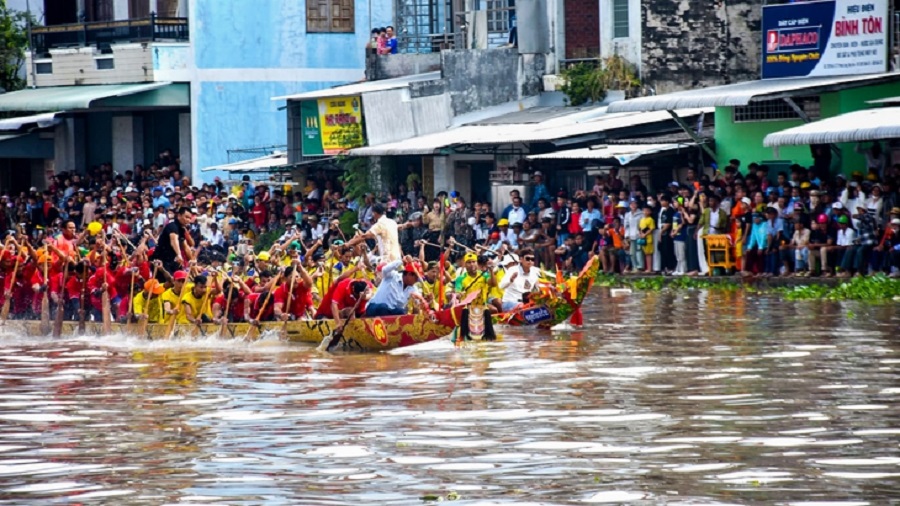 Cà Mau sôi động giải đua ghe Ngo mừng Ngày thành lập Quân đội nhân dân Việt Nam