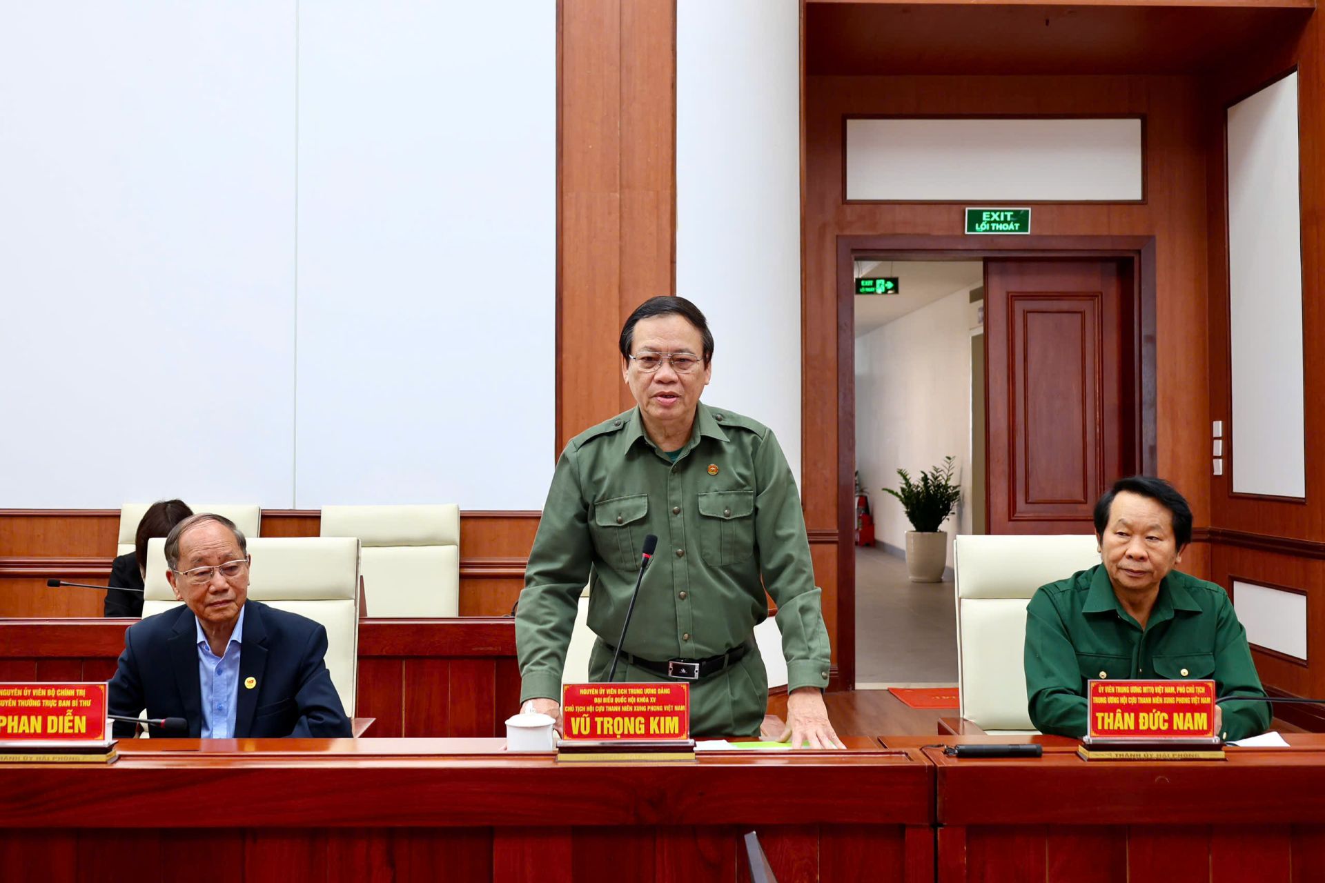 Đồng ch&iacute; Vũ Trọng Kim, nguy&ecirc;n Ủy vi&ecirc;n Ban Chấp h&agrave;nh Trung ương Đảng, Đại biểu Quốc hội kh&oacute;a XV, Chủ tịch Hội Cựu TNXP Việt Nam ph&aacute;t biểu tại buổi l&agrave;m việc.