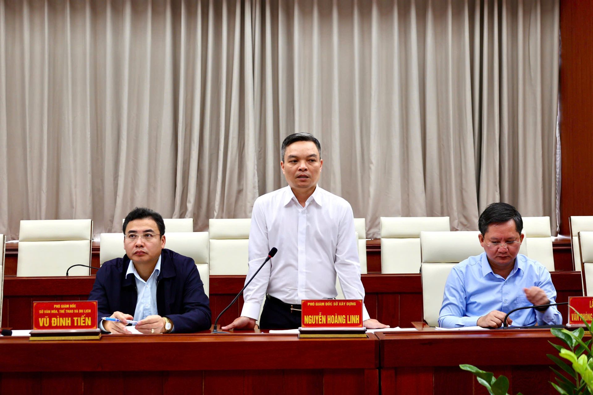 Đại diện l&atilde;nh đạo Sở X&acirc;y dựng trao đổi tại buổi l&agrave;m việc về quy hoạch x&acirc;y dựng Tượng đ&agrave;i Thanh ni&ecirc;n xung phong th&agrave;nh phố.